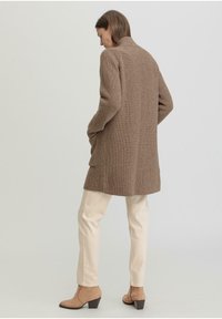 hessnatur Strickjacke - camel