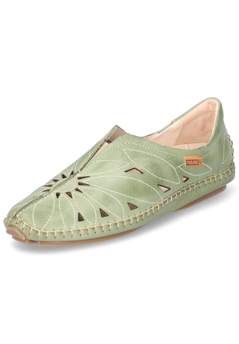 Zapato de cuero verde con patrones florales recortados, costuras alrededor de los bordes y suela plana. Presenta forro interior beige y etiqueta de marca.