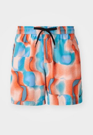 Un short de bain multicolore avec un motif de vagues en orange, bleu et pêche clair. Taille élastique avec un cordon de serrage noir.