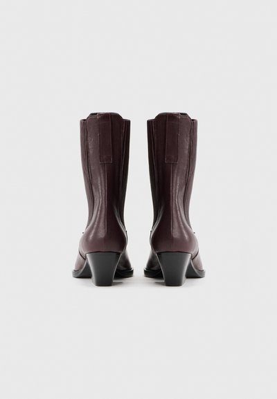 Burgundské kožené kotníkové boty s vertikálním švem, zaoblenou špičkou a středně vysokým blokovým podpatkem. Hladký povrch a elegantní design.