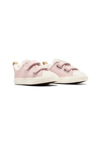 Zapatillas de tela rosas con dos correas de Velcro, puntera y suela de goma blanca, forro suave y exterior texturizado.