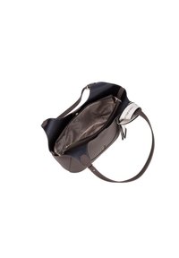 Braune Lederhandtasche mit strukturierter Bauweise, glatter Oberfläche, verstellbarem Tragegurt und beigem Innenfutter mit einem Reißverschlussfach.