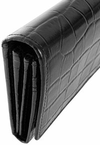 Czarny skórzany portfel z teksturowanym wzorem krokodylej skóry, z trzema widocznymi kieszeniami na karty i składanym wzorem. Gładkie wykończenie zewnętrzne.