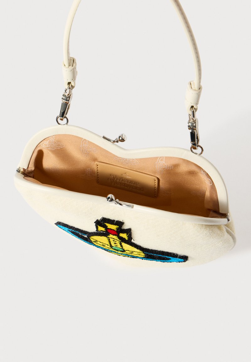 Bolso pequeño blanco con asa corta, que presenta un logotipo colorido bordado y un forro interior marrón con una etiqueta de diseñador.