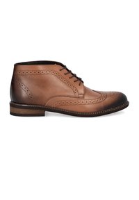 Brązowe skórzane botki za kostkę z wytłaczanym wzorem, okrągłym noskiem i perforowanymi detalami. Posiadają ciemno-brązowy obcas i szytą podeszwę.