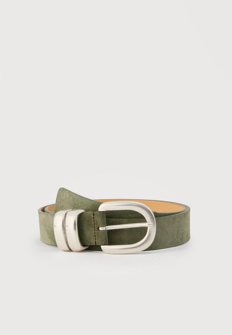 Ζώνη από πράσινο σουέτ ελιάς με στρογγυλή ασημί μεταλλική αγκράφα και αντίστοιχη θηλιά, παρουσιάζεται τυλιγμένη σε λευκό φόντο.