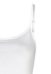 Hvid camisole med tynde stropper. Fremstillet af glat, strækbart stof med en tætsiddende design. Har en rund udskæring og ingen dekorationer.