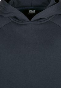 Felpa cappuccio di un blu navy scuro realizzata in un misto cotone. Presenta un cappuccio classico e polsini a coste, con un'etichetta logo sul colletto.