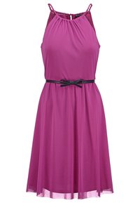 Robe fuchsia sans manches longueur genou avec encolure froncée, bretelles tressées, ceinture noire à la taille avec nœud et superposition de jupe transparente.
