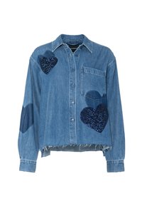 Denimskjorte med krage og tre marineblå paljetthjerteapplikasjoner. Lys blå stoff, kort lengde og frynsete kant.