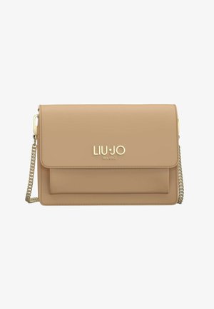 Beige rechthoekige crossbodytas met een voorklep, gouden kettingriem en metalen "LIU JO Milano"-logo op de voorklep.