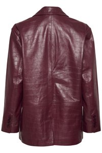 Blazer in similpelle bordeaux con texture coccodrillo, bavero a lancia e polsini con bottone. Taglio dritto con uno spacco sul retro.