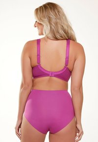 Fuchsia lingerie set met een gladde, effen stof met verstelbare schouderbanden aan de bh, hoge taille onderbroek en kantaccenten op de banden.