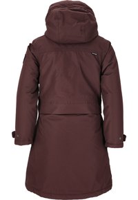 Bordeaux waterdichte parka met een capuchon, lange mouwen en knoopsluiting bij de manchetten. Heeft een middellange snit met een achterventilatie voor bewegingsvrijheid.