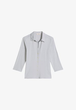 Jasnoszara koszula zapinana na guziki z rękawami do łokcia i kołnierzykiem, ułożona płasko na białym tle.