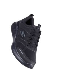 Scarpa sportiva nera con tomaia texturizzata, punta arrotondata e suola ammortizzata. Presenta lacci, un logo sottile e dettagli riflettenti.