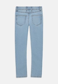 Ανοιχτό μπλε τζιν παντελόνι εμφανιζόμενο από πίσω με δύο πίσω τσέπες, θηλιές για ζώνη και ίσια πόδια σε απλό λευκό φόντο.