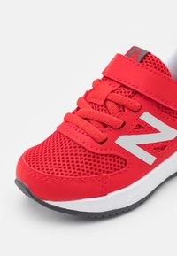 New Balance 570V3 UNISEX - Chaussures de running sur route - true red