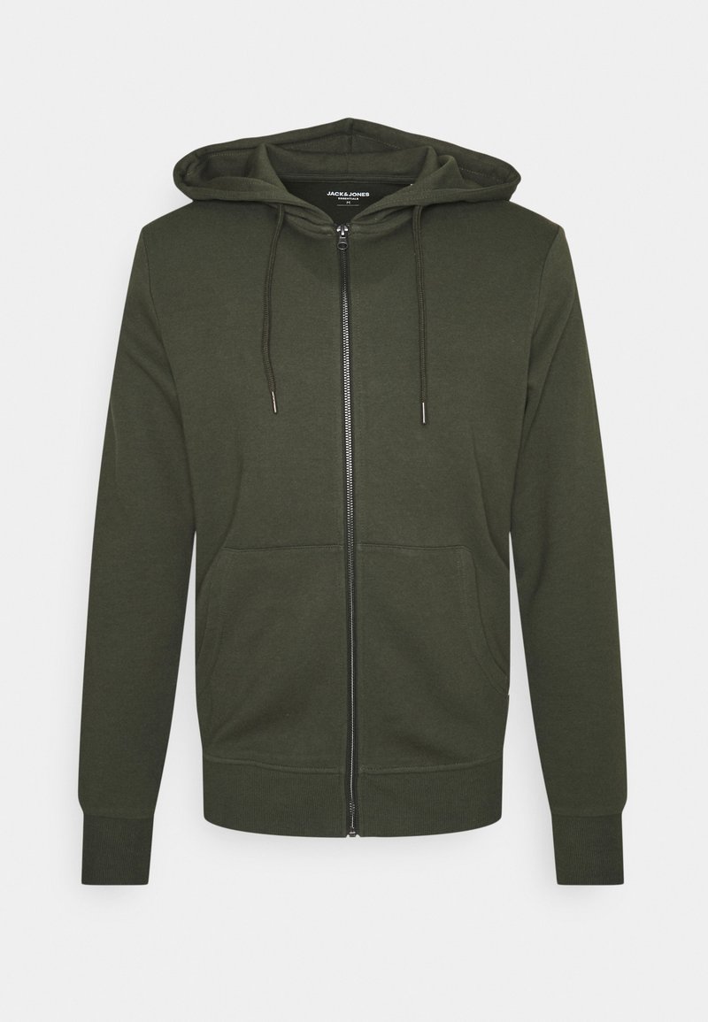 Sudadera con cremallera de color verde oscuro, hecha de material suave. Cuenta con capucha, bolsillos frontales y puños de canalé grueso. Diseño simple y limpio.