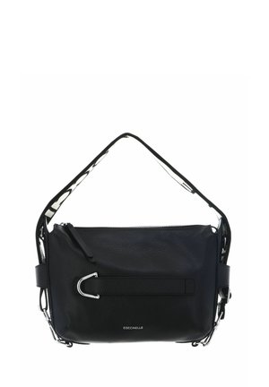 Sac d'épaule en cuir noir avec boucle argentée, fermeture éclair et logo Coccinelle sur le devant, doté d'une bandoulière réglable au design noir et blanc.