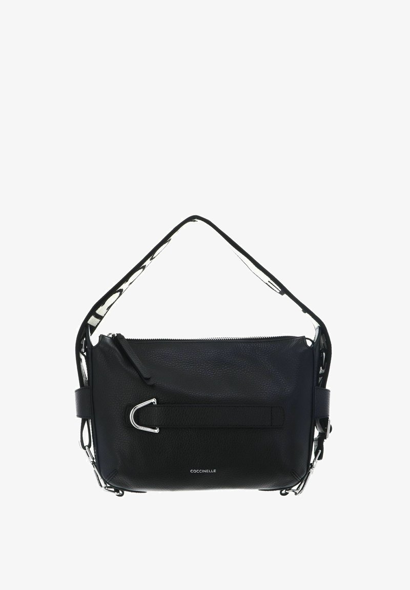Sac d'épaule en cuir noir avec boucle argentée, fermeture éclair et logo Coccinelle sur le devant, doté d'une bandoulière réglable au design noir et blanc.
