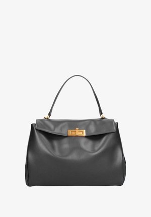 Sac à main en cuir noir avec une forme structurée, une texture lisse et une agrafe dorée. Il présente une poignée unique et incurvée.
