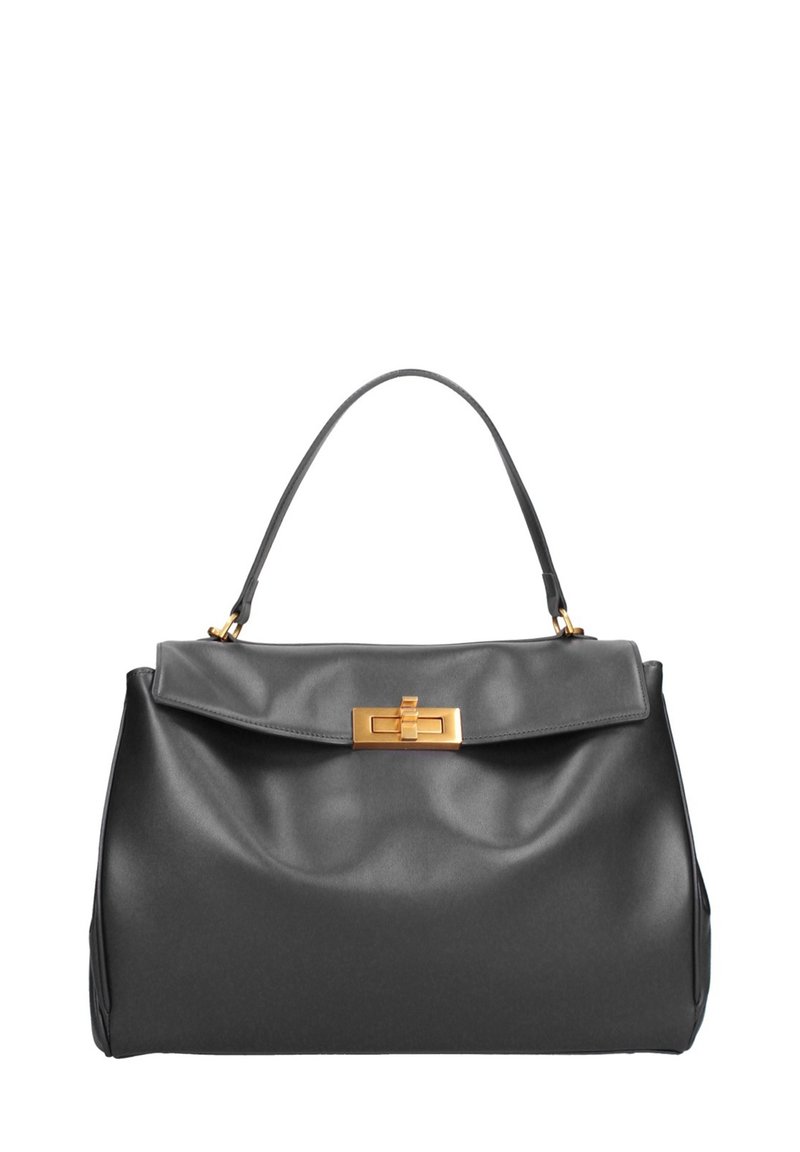 Borsa a mano in pelle nera con forma strutturata, texture liscia e un accento in metallo dorato. Presenta un'unica maniglia curva.