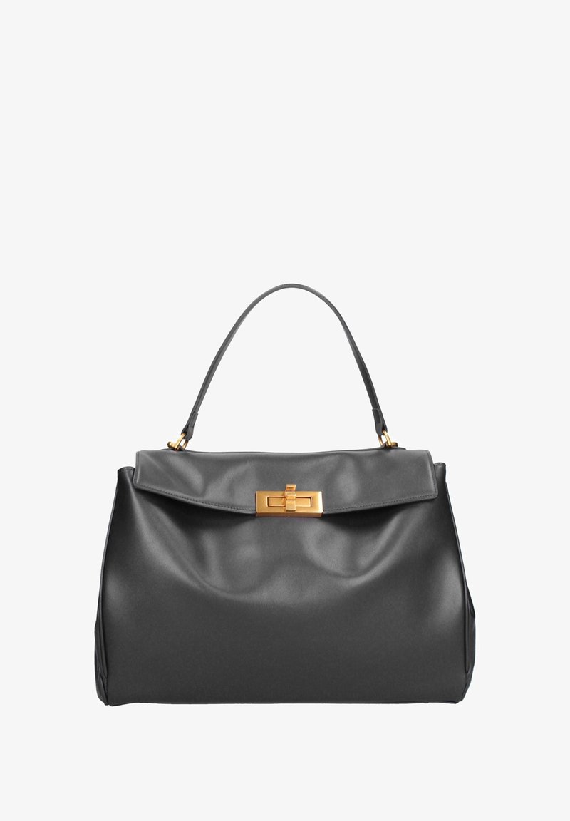 Borsa a mano in pelle nera con forma strutturata, texture liscia e un accento in metallo dorato. Presenta un'unica maniglia curva.