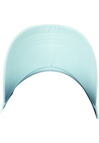 Hellblaues Baseballcap mit gebogenem Schirm, flacher Oberseite und sichtbaren Nähten entlang des Schirms und der Krone. Glatte Stoffstruktur.