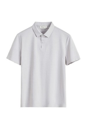 Polo gris clair à manches courtes avec col et patte à deux boutons, étalé à plat sur un fond blanc.