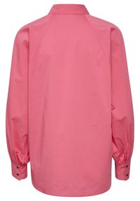 Chemise rose à manches longues avec un col, présentant des poignets froncés et une texture lisse. Le dos est uni, sans imprimé ni embellissements.