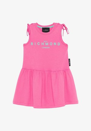 Vestito senza maniche per bambina di un rosa acceso, con gonna arricciata, fiocchi sulle spalle e scritta "John Richmond London" in azzurro chiaro sul petto.