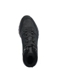 Zwarte wandelboot met een gestructureerd bovenwerk, ronde neus, veterdesign en een fleece voering bij de kraag voor extra warmte.