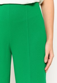 LolaLiza LOOSE-FITTING - Hlače - green apple