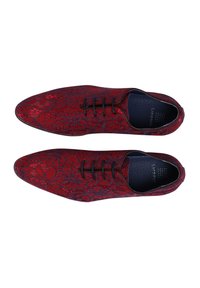 Rode kant schoenen met intrikate bloemmotieven, spitse neuzen en zwarte veters. Glad interieur en een gestructureerd buitenoppervlak.
