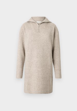 Vestito maglione in beige chiaro con collo mezza zip, trama a coste, maniche lunghe e vestibilità ampia, ideale per stratificare.