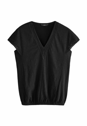 Top nero a maniche corte con scollo a V, caratterizzato da dettagli in pizzo lungo il collo e una parte inferiore elasticizzata per un effetto arricciato.