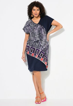Abito corto Navy a maniche corte con stampa zebra, orlo asimmetrico e accenti geometrici in viola e rosso. Tessuto morbido con una vestibilità rilassata.