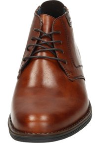 Chaussures en cuir marron à lacets avec une finition lisse et brillante, bout rond et lacets noirs. Caractéristiques de surpiqûres le long des côtés et d'une semelle en caoutchouc.