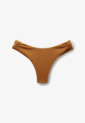 Brauner Bikini-Höschen für Damen mit gerafften elastischen Seiten, flach auf einem weißen Hintergrund liegend.