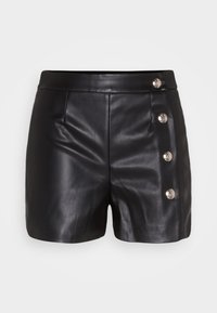 Shorts noirs en cuir synthétique taille haute avec une large ceinture et quatre boutons argentés décoratifs sur le côté droit.