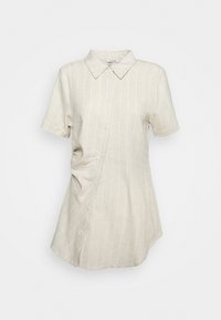 Camicia a maniche corte di colore chiaro con collo e righe verticali, dotata di bottoni sul davanti e dettagli arricciati sui lati.