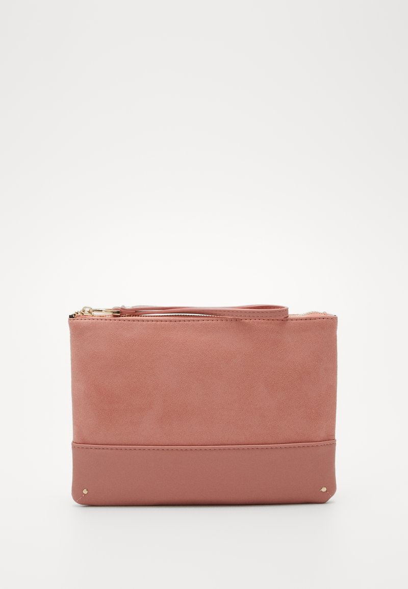 Pochette en suédine rose blush et simili cuir avec fermeture zippée sur le dessus, accents dorés et design rectangulaire simple sur fond blanc uni.