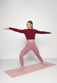 adidas Performance YOGA STUDIO - Camisola de manga comprida - shadow red