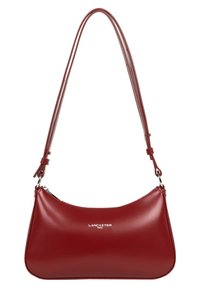 Borsa a spalla in pelle rossa con una texture liscia, forma curva e tracolla regolabile. Presenta un logo del marchio in argento sul davanti.