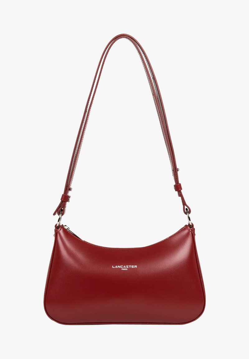 Borsa a spalla in pelle rossa con una texture liscia, forma curva e tracolla regolabile. Presenta un logo del marchio in argento sul davanti.