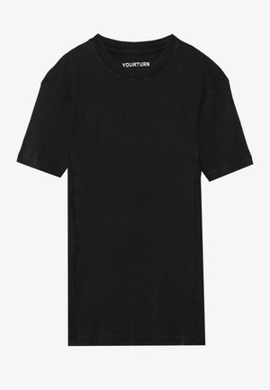 Zwart T-shirt met korte mouwen, geribbelde stof en ronde hals, met het zichtbare label "YOURTURN" aan de binnenkant van de kraag.