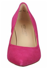 Jasnoróżowe zamszowe szpilki z ostrym noskiem, z beżową wkładką wewnętrzną i brandingiem "PETER KAISER" w środku.