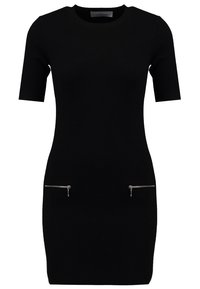 Vestido negro de punto con mangas cortas, cuello redondo y dos bolsillos frontales con cremallera. Corte ajustado con detalle de tejido texturizado.