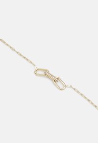 Bracciale in metallo dorato con maglie a catena intrecciate, con un link decorativo centrale adornato da piccoli cristalli trasparenti.
